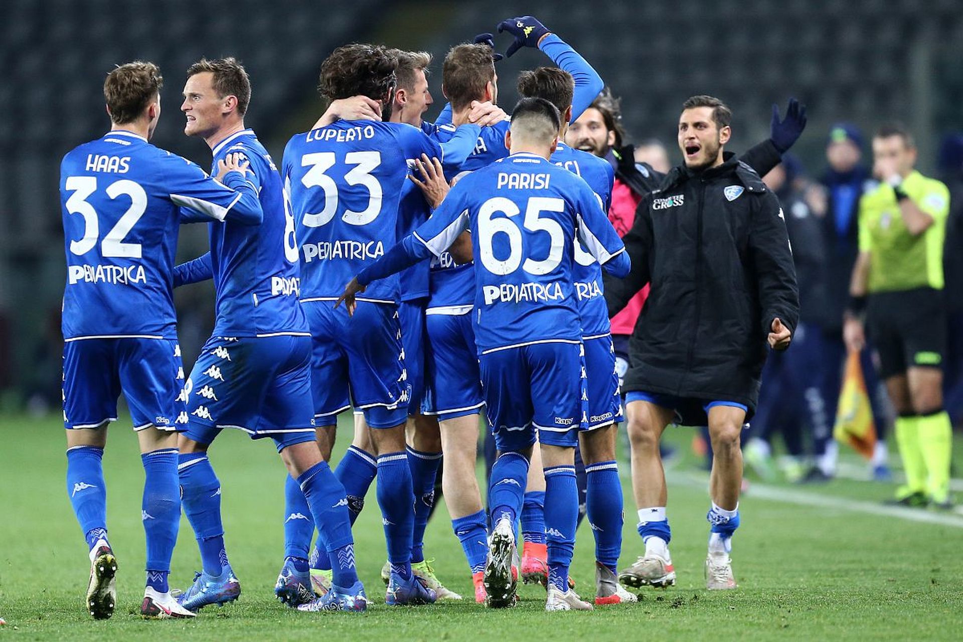 梅开二度，费兰社媒晒庆祝照：这次梅开二度✌️🦈.